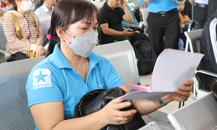 Công nhân rơi nước mắt khi được tặng vé tàu hồi hương sau 23 năm ăn Tết xa quê