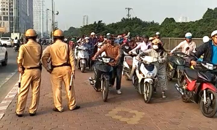 Dắt xe máy đi ngược chiều trên vỉa hè có bị xử phạt?