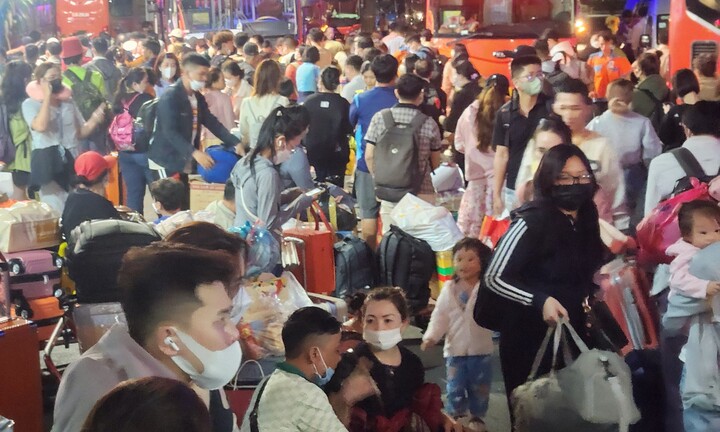 TP.HCM: Khách chen kín bến xe Miền Tây lúc nửa đêm về quê đón Tết