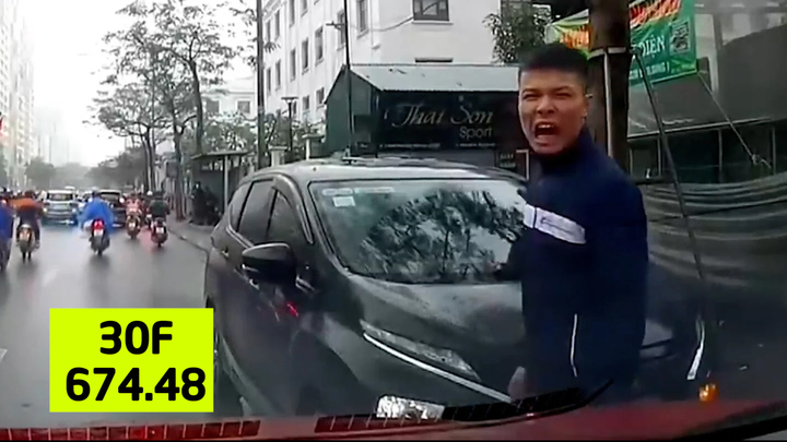 Lái xe chạy ngược chiều, tài xế còn chửi bới dọa đánh người 