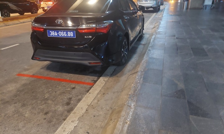 Xôn xao xe biển xanh bật đèn ưu tiên, còi hơi đón người thân ở sân bay