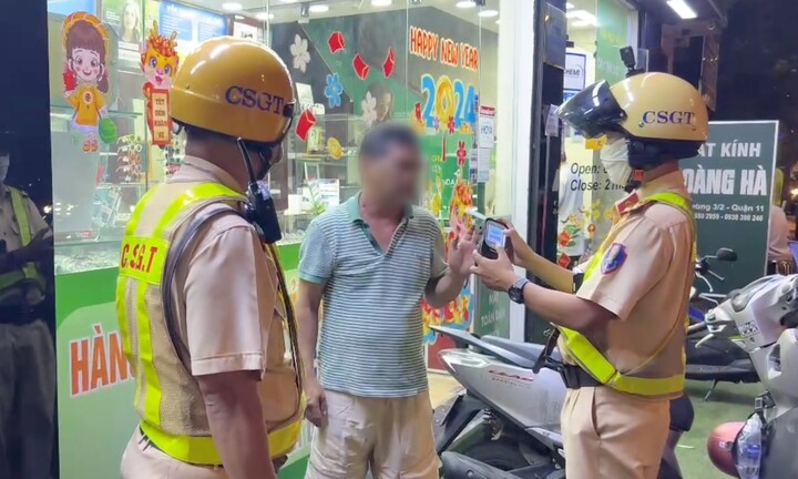 Uống 5 lon bia mừng thưởng Tết, tài xế vi phạm nồng độ cồn bị phạt kịch khung