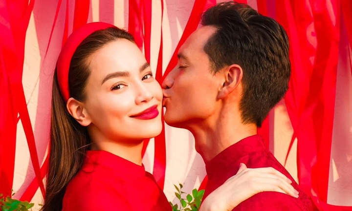 Vợ chồng Hà Hồ hôn nhau tình tứ, vui đón Tết cùng đại gia đình