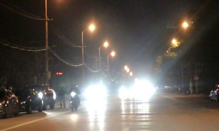 Bật đèn pha không đúng quy định bị phạt bao nhiêu tiền?