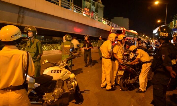 Không bật đèn xe vào ban đêm bị phạt bao nhiêu tiền?