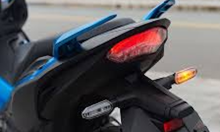 Thay đổi màu đèn xi nhan xe máy có bị phạt?