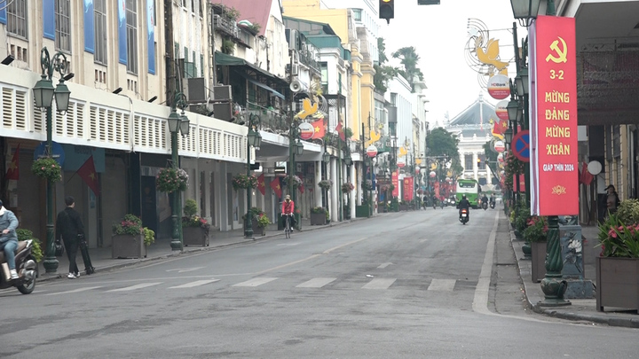Phút vắng vẻ hiếm hoi của đường phố Hà Nội sáng đầu năm mới