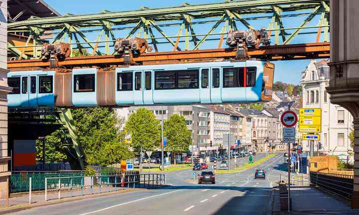 Đoàn tàu treo ngược, lơ lửng trên không xứng danh 'kỳ quan kiến trúc'