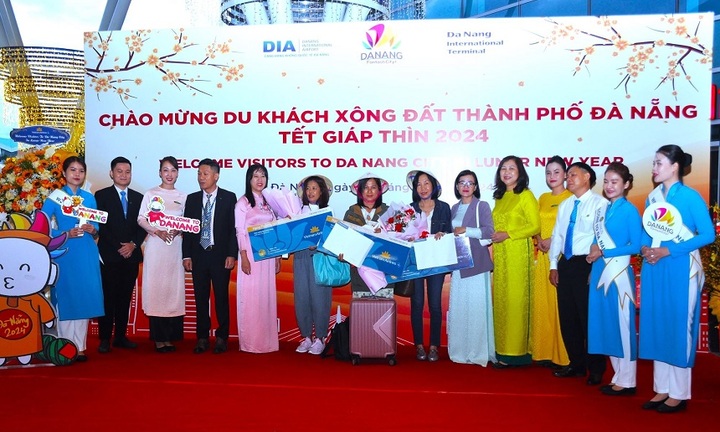 Nhộn nhịp khách quốc tế xông đất Đà Nẵng ngày đầu năm mới 2024