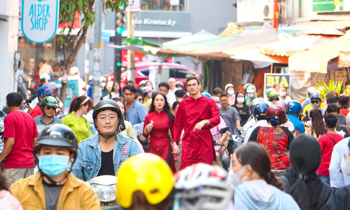 Đông nghẹt người TP.HCM đến chùa Ngọc Hoàng cầu lộc đầu năm