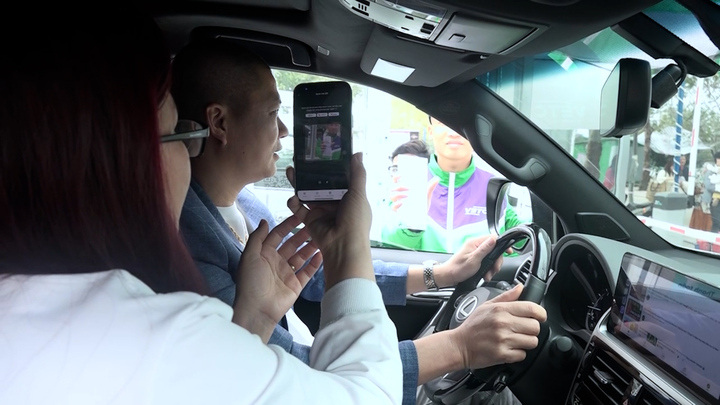 Thu phí trông giữ xe không dùng tiền mặt tại Phủ Tây Hồ