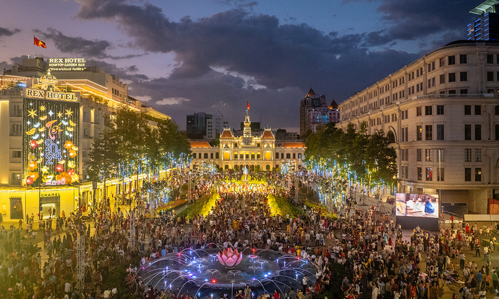 Trung tâm TP.HCM đông đúc bất ngờ những ngày đầu năm