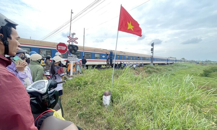 Băng qua đường sắt, 2 cô gái đi xe máy bị tàu hoả tông thương vong
