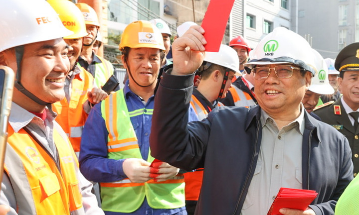 Thủ tướng chúc Tết công nhân công trường đường sắt Nhổn - Ga Hà Nội