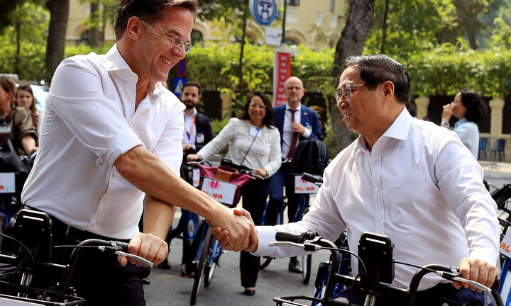 Chính khách đạp xe dạo phố, ăn bánh mì, uống cà phê