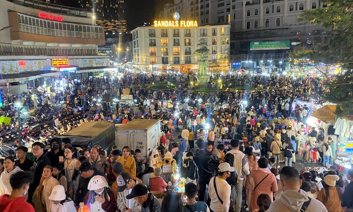 Du khách thích thú dạo chơi, ăn vặt giữa 'biển người' ở chợ đêm Đà Lạt