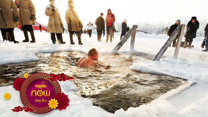Độc đáo phong tục 'dìm' mình xuống hố băng lạnh giá của người Nga