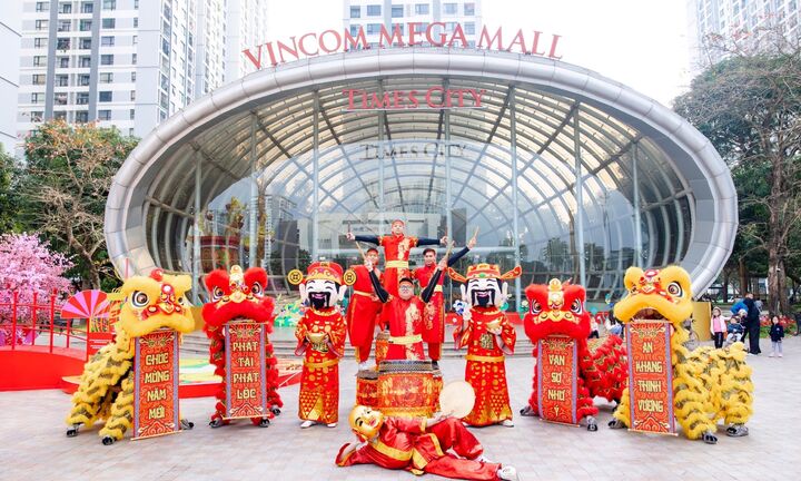 Hàng vạn người dân đổ về các trung tâm thương mại Vincom khai xuân Giáp Thìn