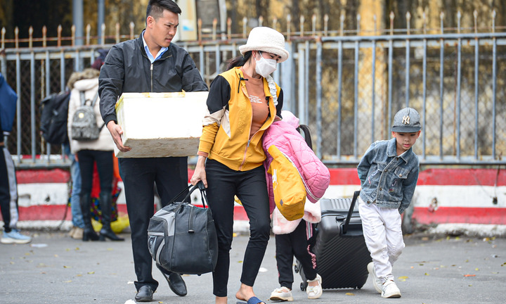 Trẻ nhỏ mệt nhoài cùng bố mẹ trở lại Hà Nội sau kỳ nghỉ Tết 