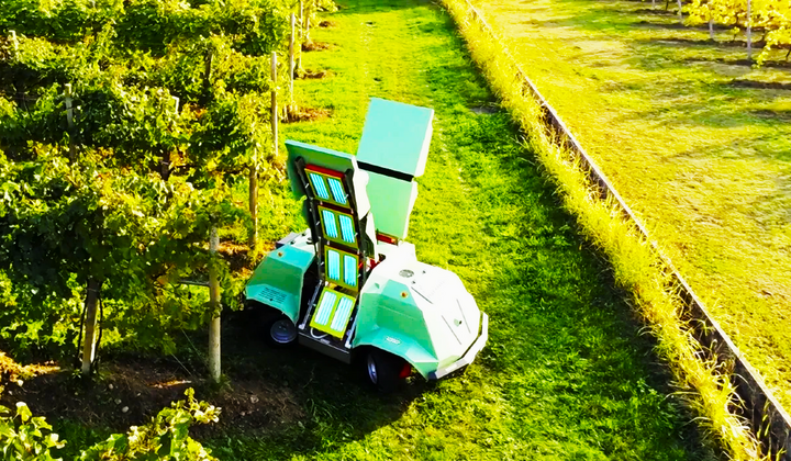 Robot sử dụng tia bức xạ chống nấm mốc trang trại