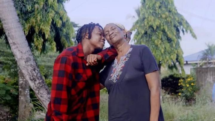 Quên tiền trên taxi, cụ bà 80 tuổi nên duyên với tài xế 24 tuổi 