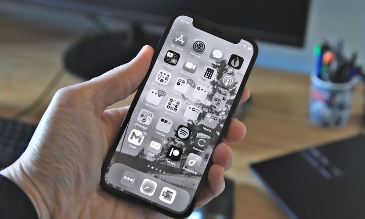 Vì sao nên chuyển màn hình iPhone sang đen trắng?