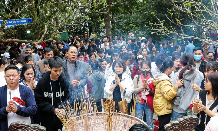 Nghìn người đổ về Đền Hùng đi lễ đầu năm