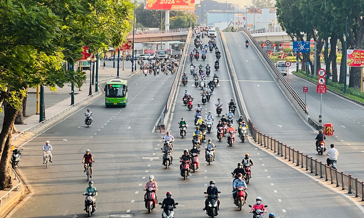 Đường phố TP.HCM thông thoáng trong ngày làm việc đầu năm
