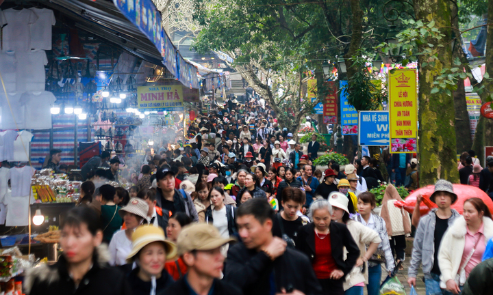 Khách ùn ùn đi du xuân, nhiều điểm du lịch gần Hà Nội 'thất thủ'