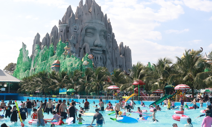 Nắng nóng kéo dài, người dân TP.HCM đi 'giải nhiệt' 