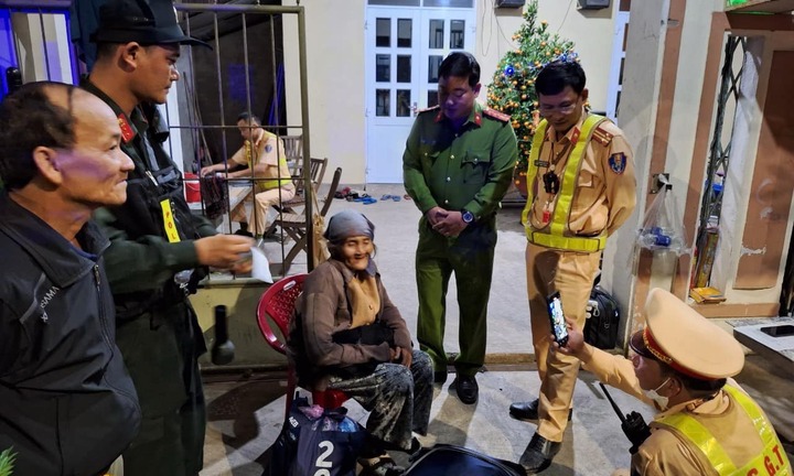 Công an Quảng Ngãi giúp cụ bà 92 tuổi đoàn tụ với gia đình sau 15 năm thất lạc