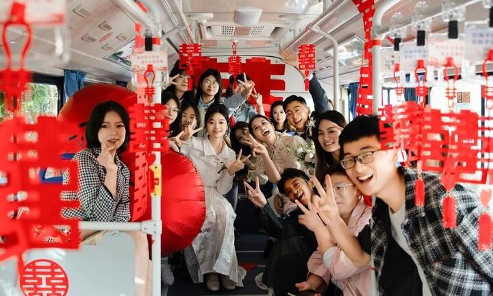Đám cưới trên xe buýt - Trào lưu lạ của các cặp đôi Trung Quốc