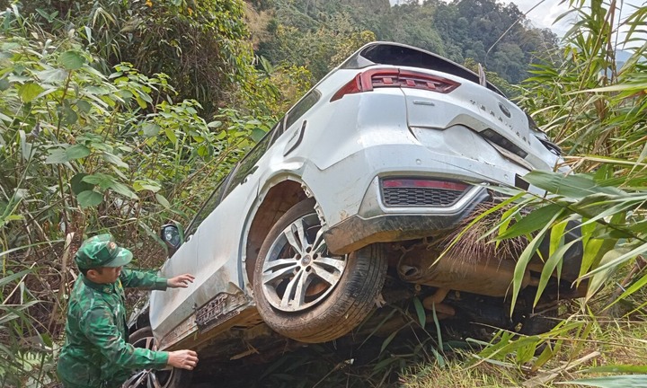 Ô tô con lao xuống vực sâu 20 mét ở huyện biên giới Quảng Trị
