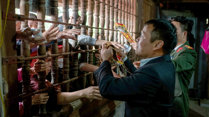 Thò tay qua khe cửa giành manh chiếu trong hội Đúc Bụt ở Vĩnh Phúc 