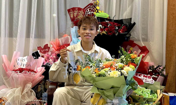 Hồ Văn Cường chạy show từ Nam ra Bắc dịp Tết, được fan lì xì tiền 'khủng'