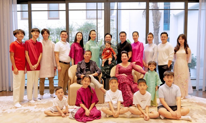 Cường 'Đô La' khoe ảnh đại gia đình đầu xuân