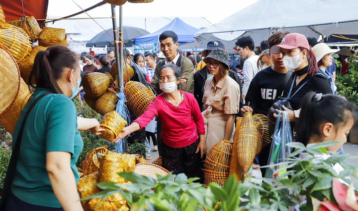 Vạn người đổ về chợ Viềng 'mua may bán rủi', đi lễ Phủ Dầy đầu năm mới