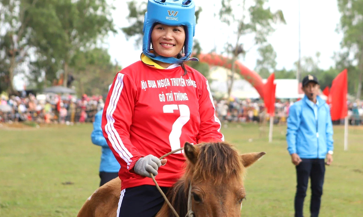 Xem nữ 'kỵ sĩ nông dân' tranh tài tại lễ hội đua ngựa độc nhất vô nhị Phú Yên