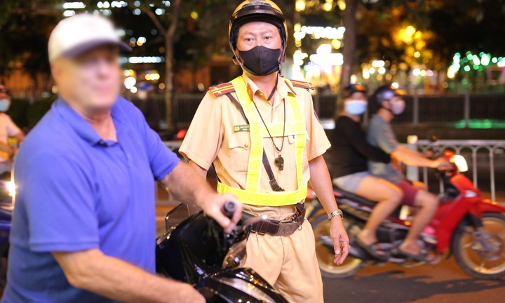 Chở giúp người đàn ông ngoại quốc qua chốt CSGT, tài xế bị phạt 4,5 triệu đồng