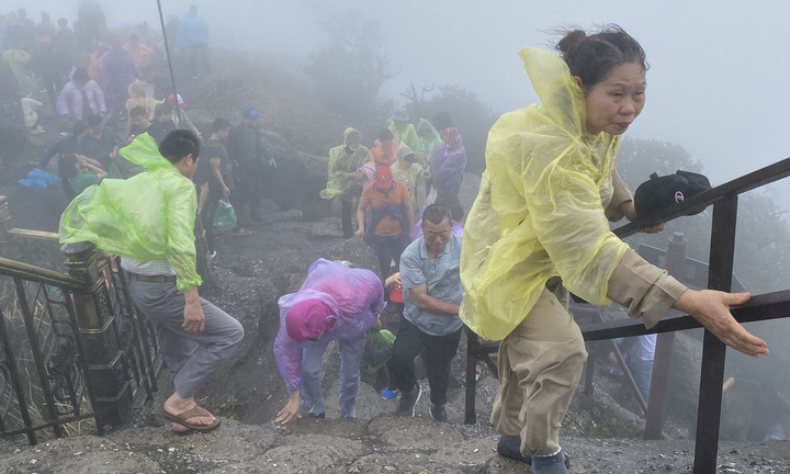 Du khách đội mưa vượt gió, dò từng bước lên chùa Đồng Yên Tử lễ Phật