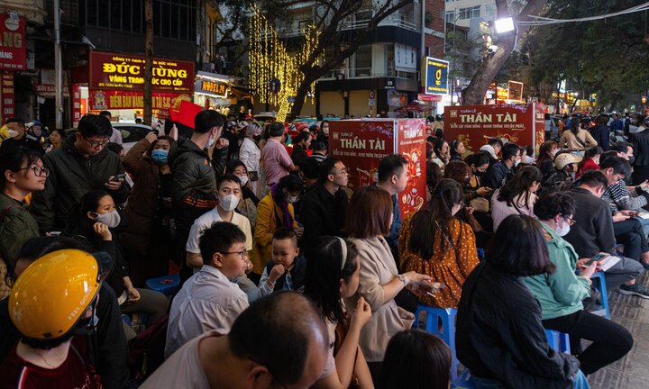 Cuối ngày vía Thần Tài, biển người vẫn xếp hàng ngoài trời chờ mua vàng