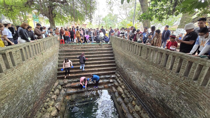 Du khách vượt nghìn km về Đền Cùng - Giếng Ngọc uống nước, rửa mặt cầu may