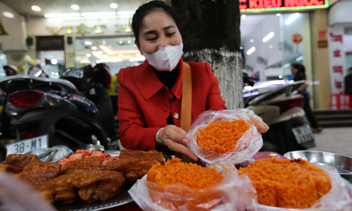 Kiếm hàng chục triệu đồng nhờ bán mâm 'tam sên' ven đường ngày vía Thần Tài 