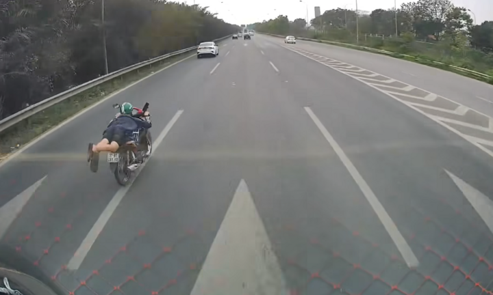 Tài xế nằm rạp lên yên xe máy, tạt đầu loạt ô tô trên Đại lộ Thăng Long