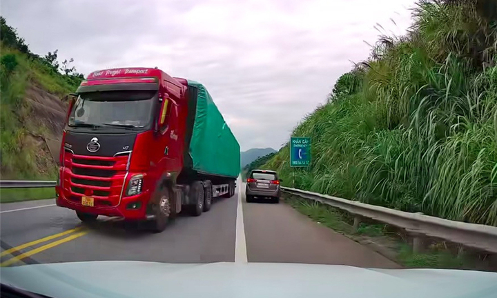 Ô tô lấn làn, vượt ẩu trên cao tốc bị phạt bao nhiêu tiền? 