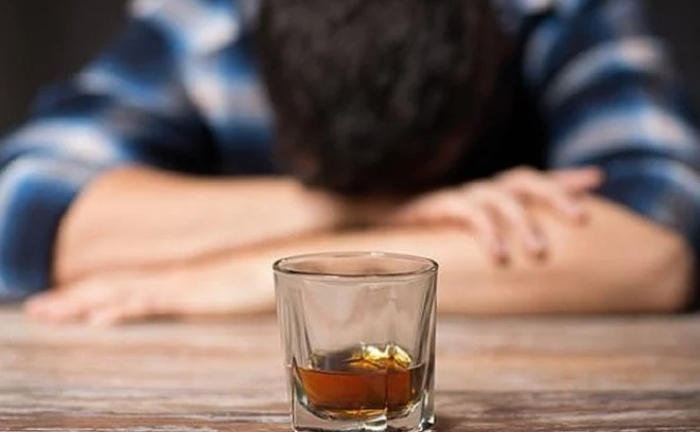 Vì sao có người uống rượu bia mãi không say, người nửa chén đã say?