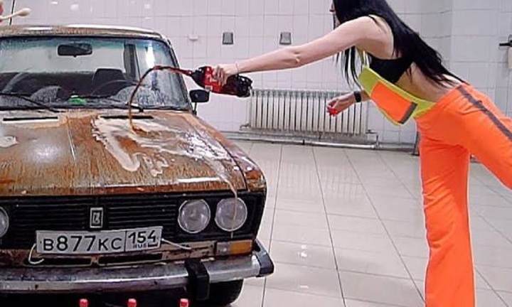 Vì sao đi ô tô nên mang theo chai nước ngọt có ga?