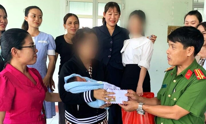 Người mẹ đến chùa nhận lại con sau 2 ngày bỏ rơi