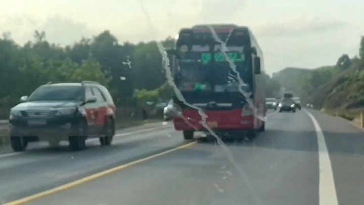 Phẫn nộ hàng loạt ô tô nườm nượp chạy ngược chiều trên cao tốc Cam Lộ - La Sơn