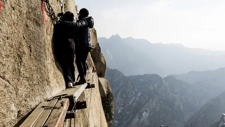 Cận cảnh cung đường leo núi nguy hiểm nhất thế giới 